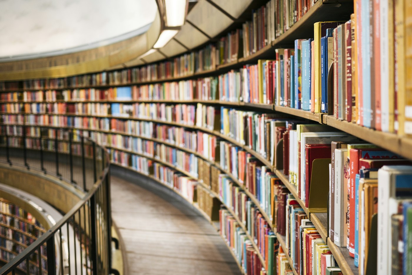 Стопка книг на полиці в робочому просторі